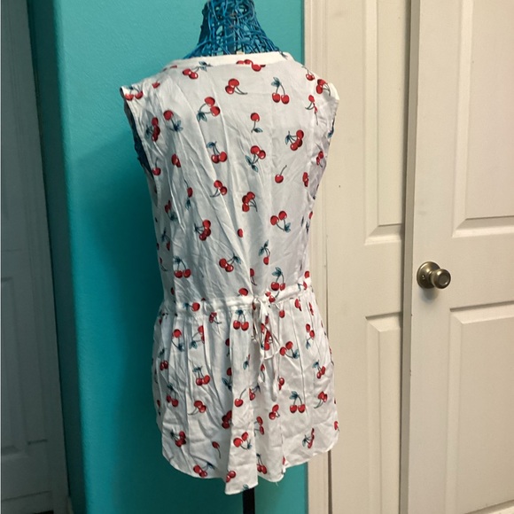 💥PRICE DROP💥 Steadfast Sojourn Top in Cherries - Picture 4 of 6